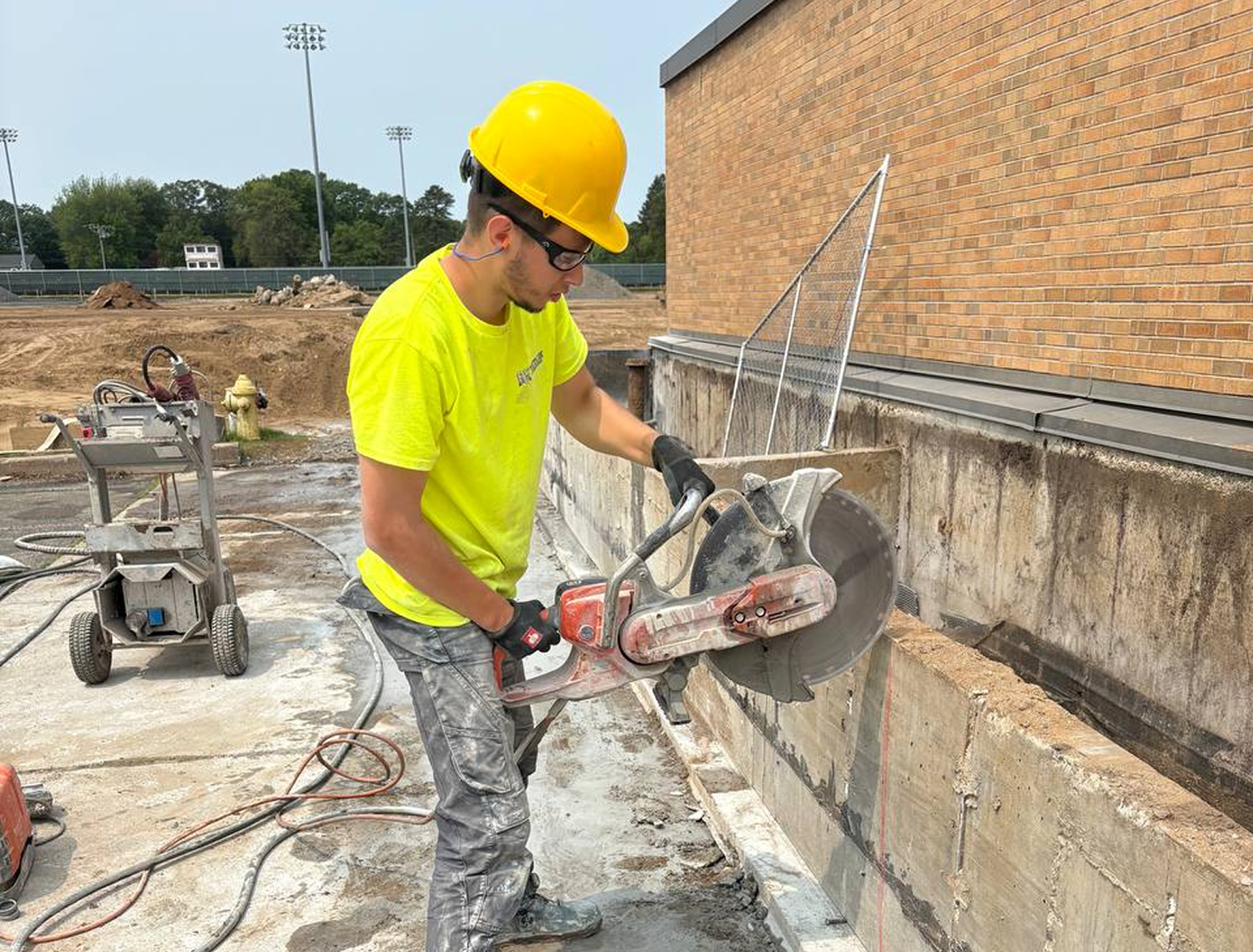 Wall saw cutting concrete structure